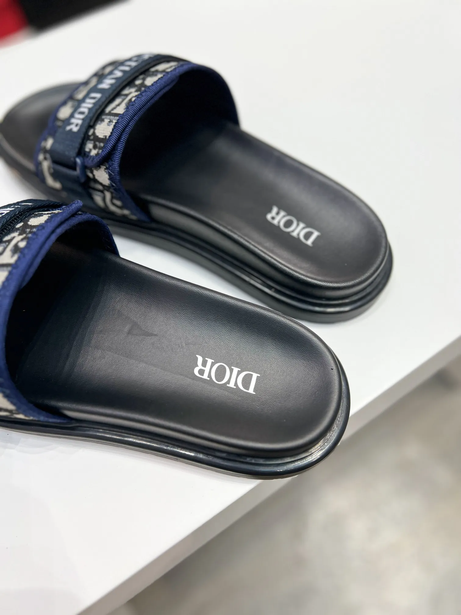 Men's men's shoes💰320【DIOR】🐝🐝Top version. 2024ss Dior’s latest men’s slippers are a must-have. Dior Alias ​​Men's Genuine Leather Slippers This summer new Alias ​​sandal embodies a casual and elegant style. Carefully crafted from grained cow leather and Oblique printed fabric, with cowhide lining! Cross-strap design with metal-clad brass CD Diamond logo. The imported cowhide leather and rubber sole adds sophistication and comfort, while Oblique print-effect anti-slip panels add style. Size39-44 (customized at 38.45)